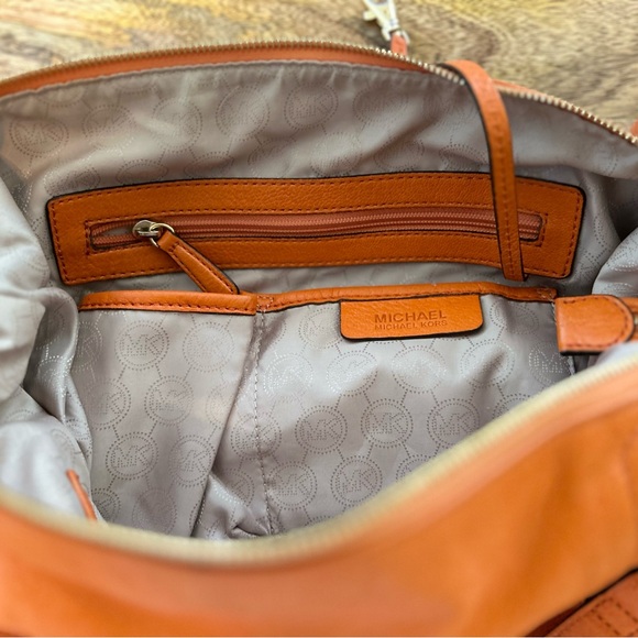 Michael Kors Shoulder/Crossbody Bag in Orange Pebble-beach Leather. - Picture 10 of 16